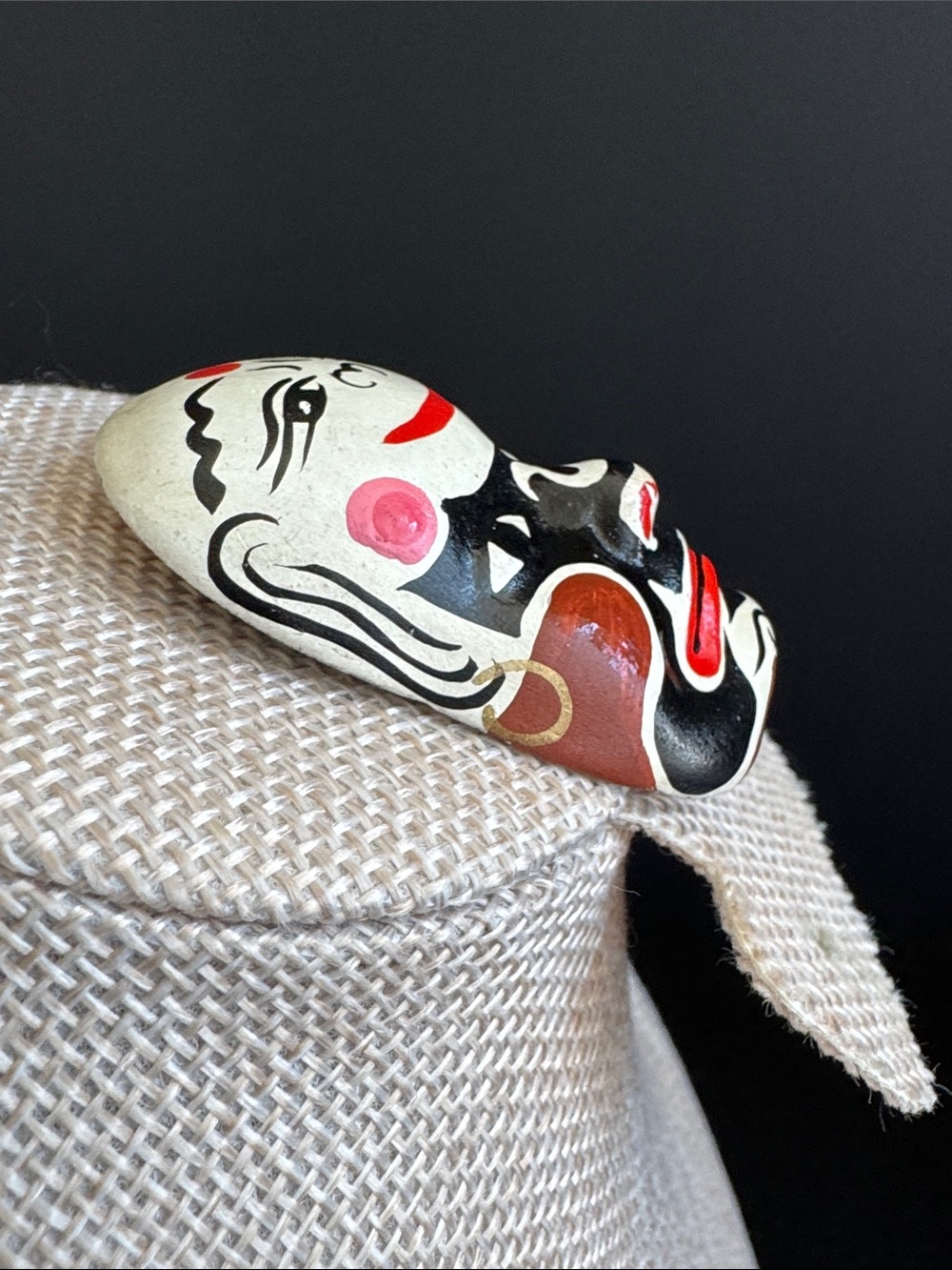 VTG Style Traditional Asian Ceremonial Theater Mask Red White Black Brooch Pin - Picture 2 of 4